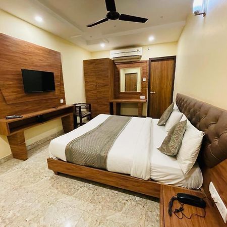 Hotel Augusto Varanasi Bagian luar foto