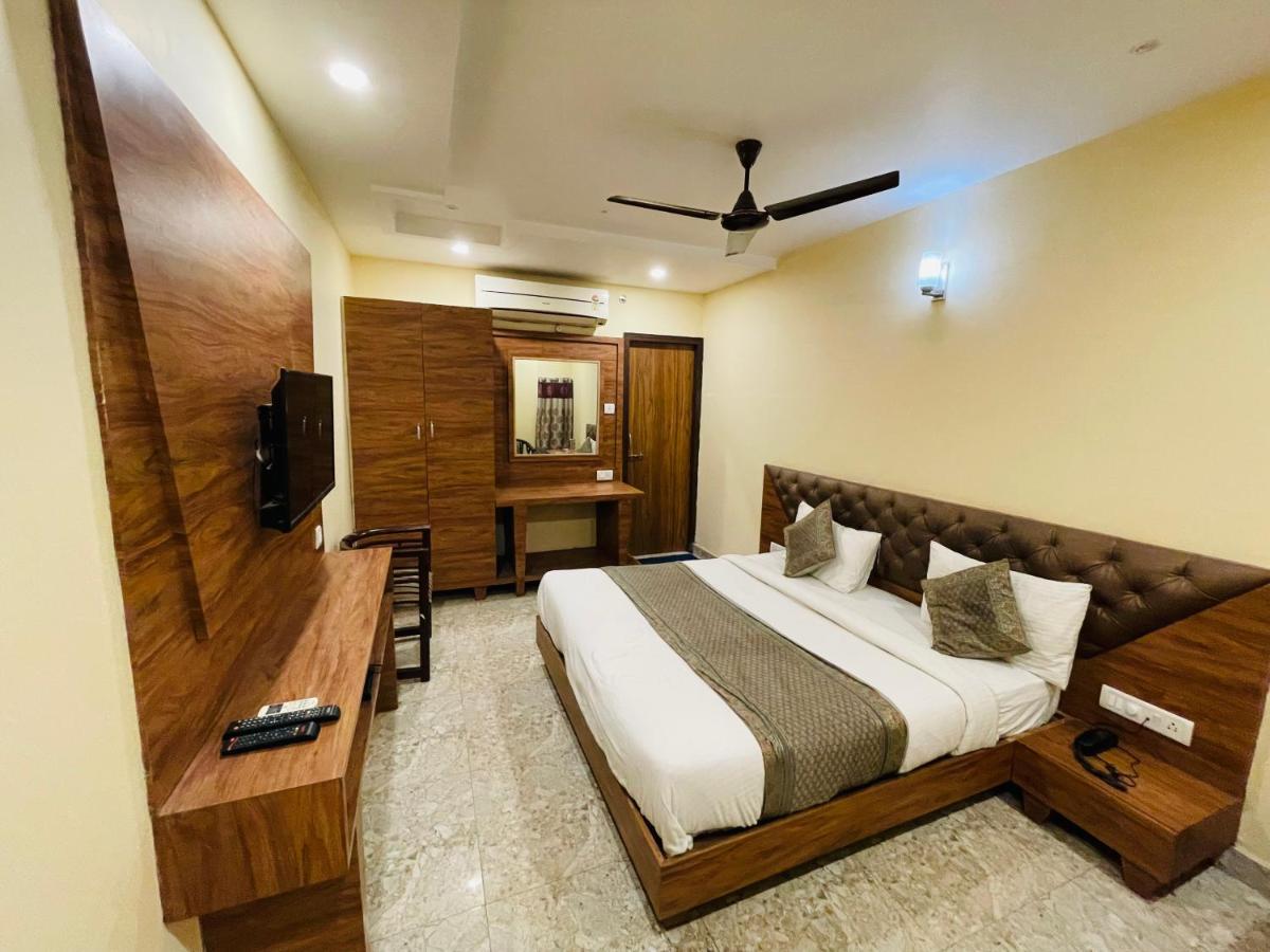 Hotel Augusto Varanasi Bagian luar foto