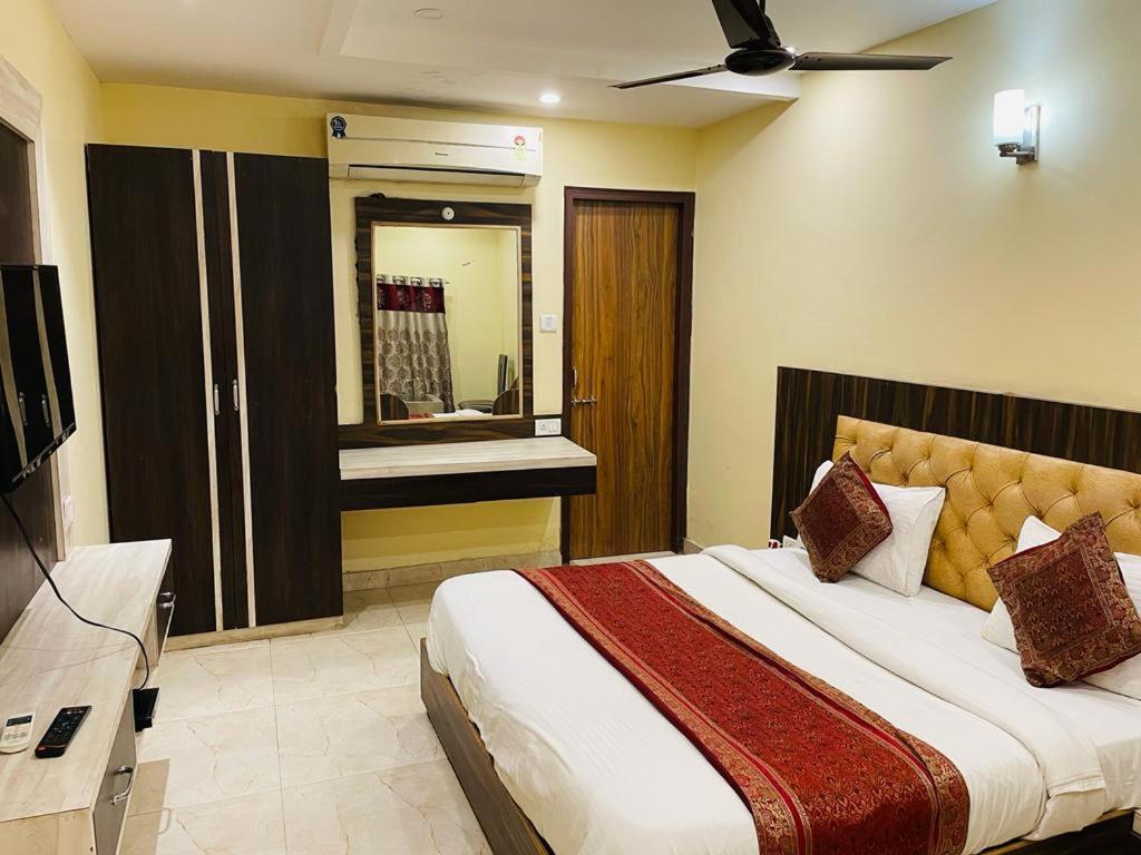 Hotel Augusto Varanasi Bagian luar foto