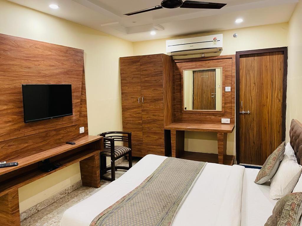 Hotel Augusto Varanasi Bagian luar foto