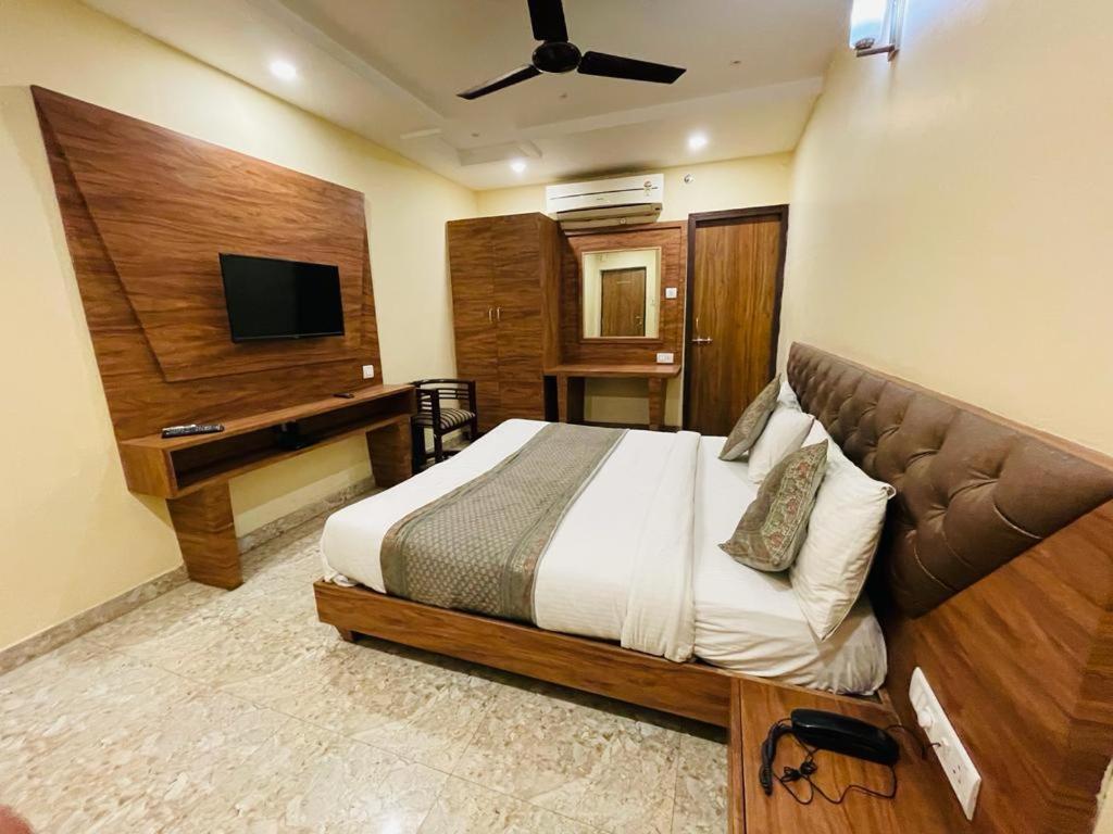 Hotel Augusto Varanasi Bagian luar foto
